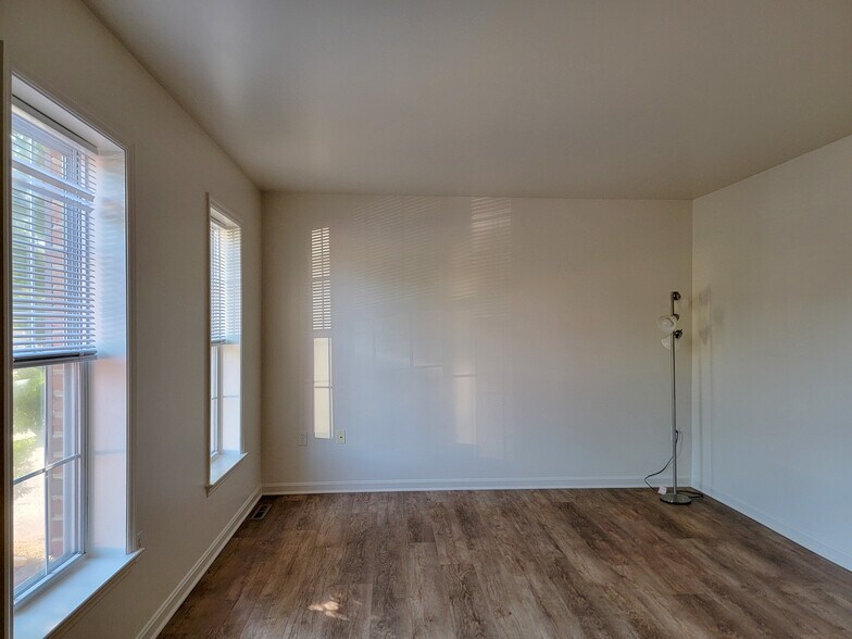 Building Photo - 10 S Whisper Ln