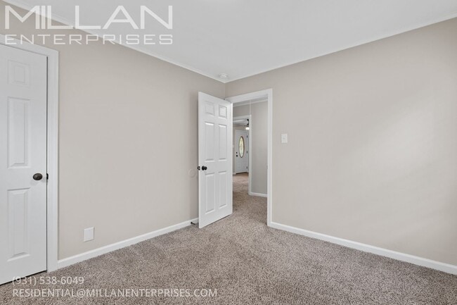 Building Photo - Charming Three Bedroom Home with Natural Privacy and Prime Location