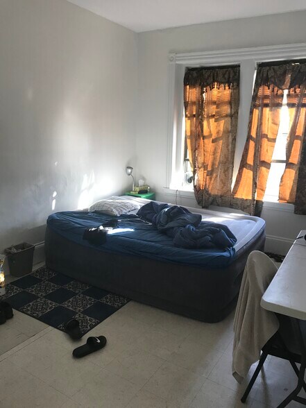 Building Photo - 5 Linden St