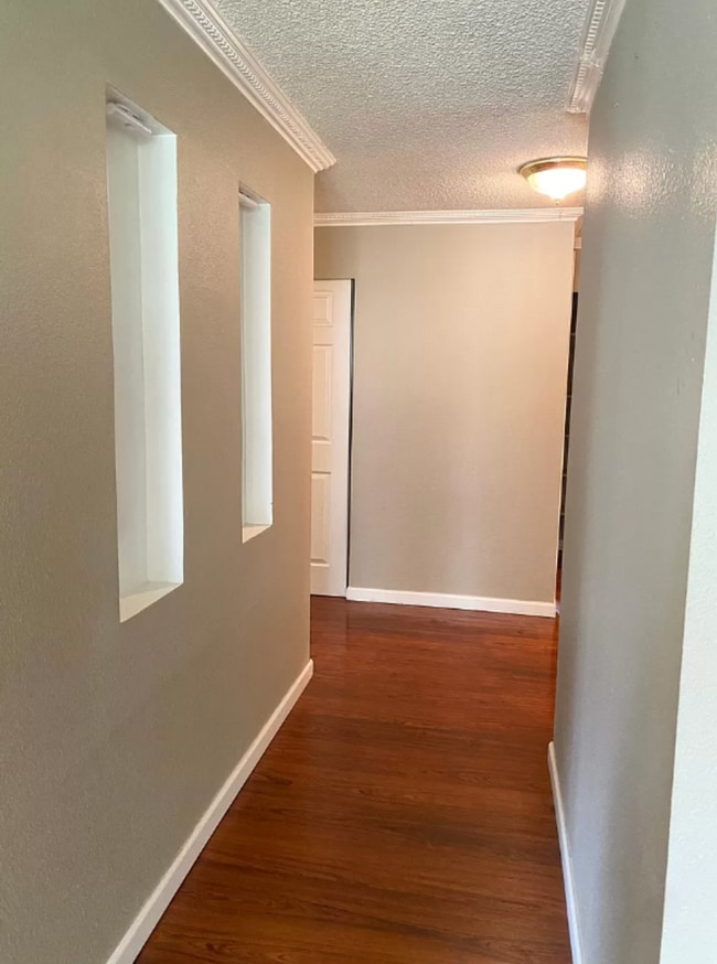 Building Photo - Spacious top floor condo with 3 sizable bedrooms & 2 baths