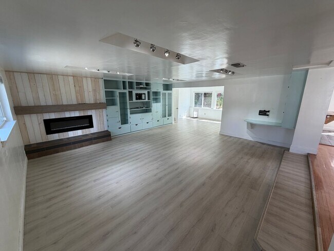 Building Photo - 7210 Zelinda Dr