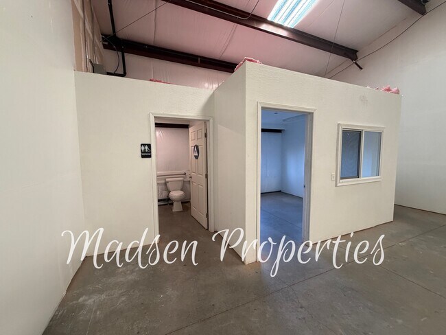Building Photo - 1115 E Ewald Ct