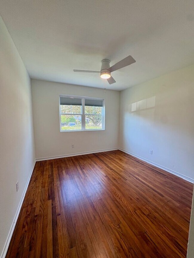 Building Photo - Fully Renovated Three Bedrooms Condo in South Windermere