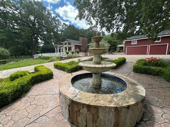 Building Photo - 4 Bed 4.5 Bath, Beautiful Home With Pool A...