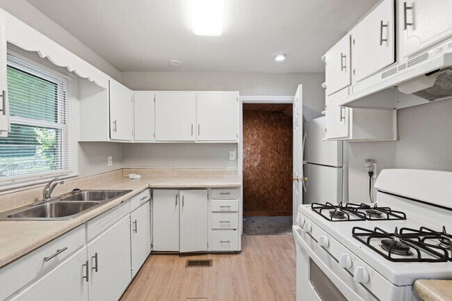 Building Photo - 178 Meador Way SE