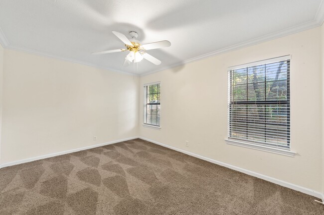 Building Photo - 121 Lake Vista W