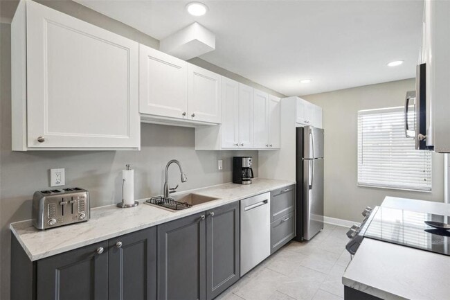 Building Photo - 8703 Bardmoor Pl
