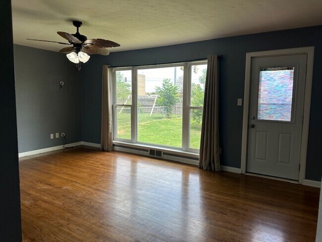 Building Photo - Harwood Floors - Granite Countertops - Mid...
