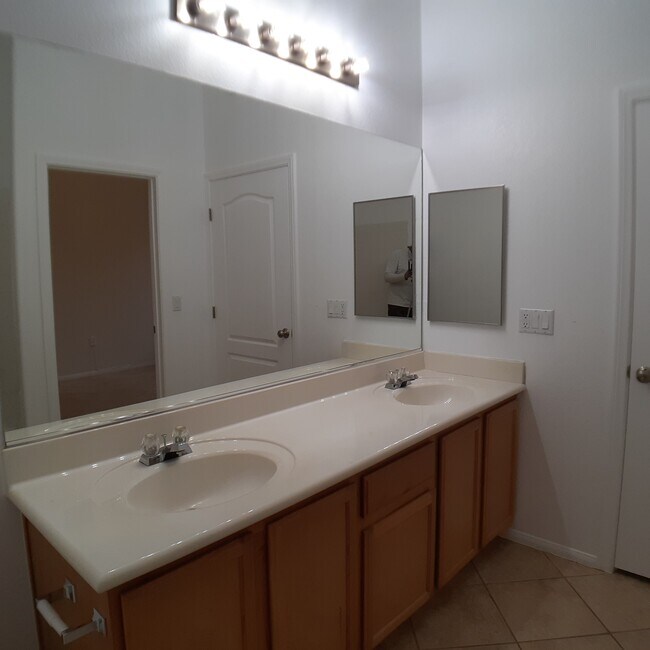 Guest bathroom - 2305 W Horizon Ridge Pky