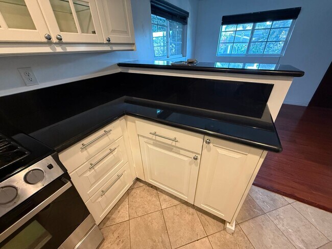 Building Photo - 1200 Laveta Terrace