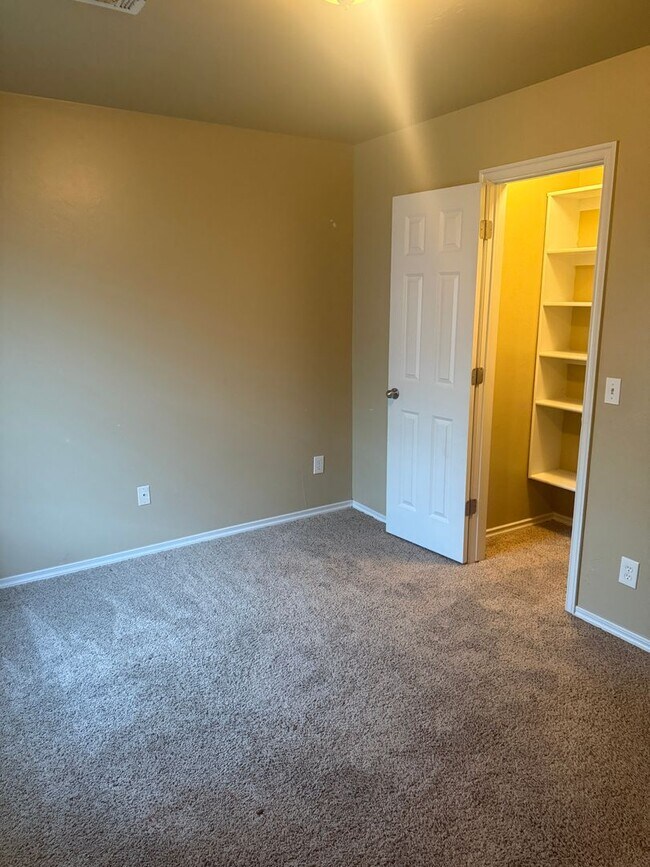 Building Photo - 10305 NW 38th Terrace