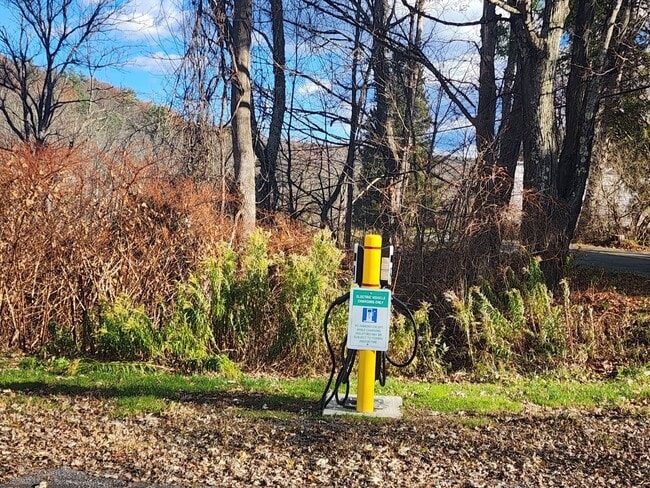 Building Photo - 832 W Fulton Rd