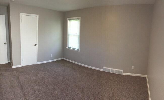 Building Photo - Beautiful 3-Bedroom Ranch available for im...