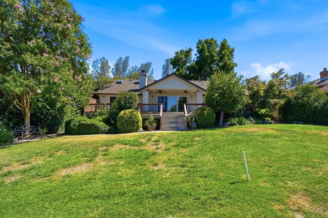 Building Photo - Beautiful Executive Level Rental on Golf Course