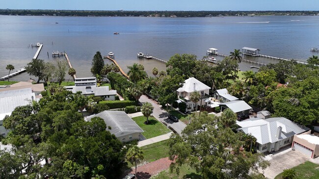 Building Photo - 214 15th Ave W