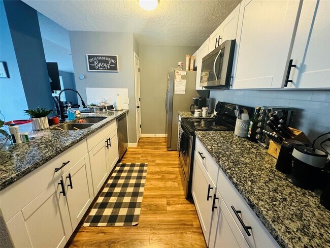 Building Photo - 9403 Bollingbrook Dr