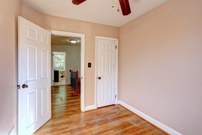 Building Photo - (3BD/2BA) Fabulous Rodgers Forge Townhome