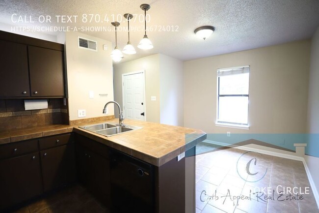 Building Photo - Beautiful 2 bedroom / 2 bath home with a f...