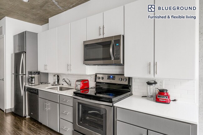 Building Photo - 215 W Lake St