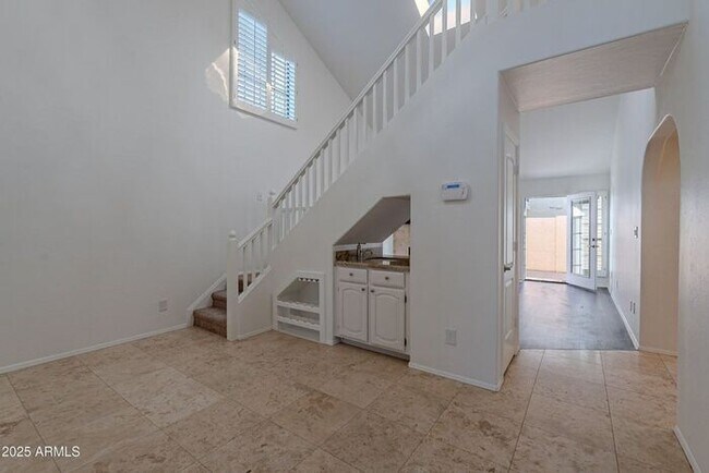Building Photo - 3-bedroom townhome in great central Phoeni...