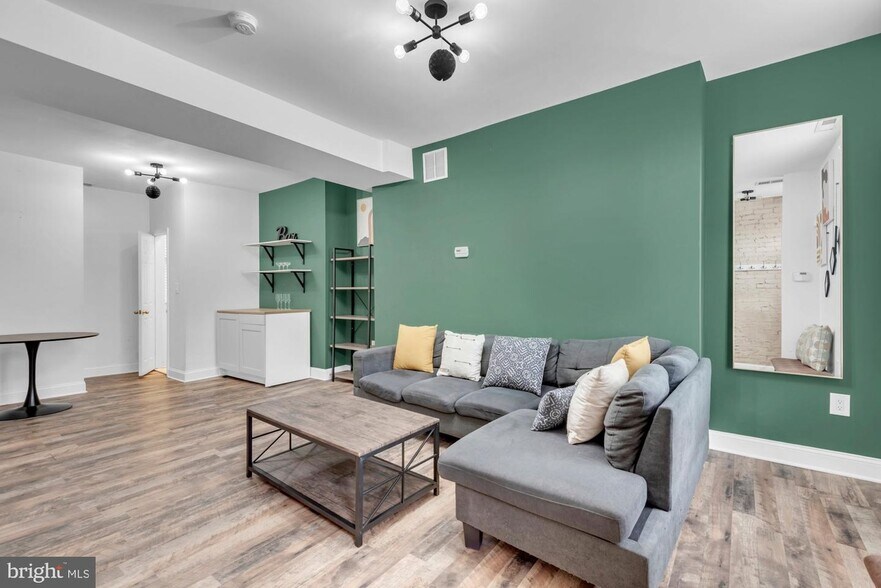 Building Photo - 210 W Read St