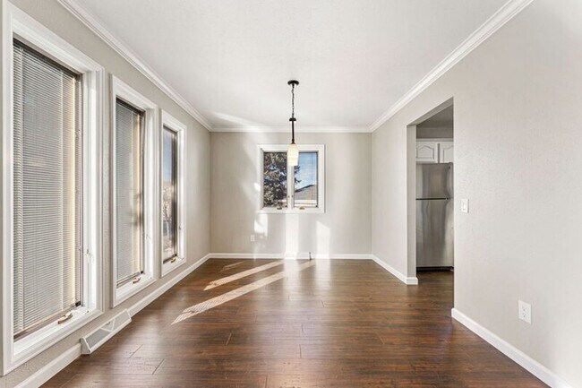 Building Photo - Updated Home in Windsor Park!