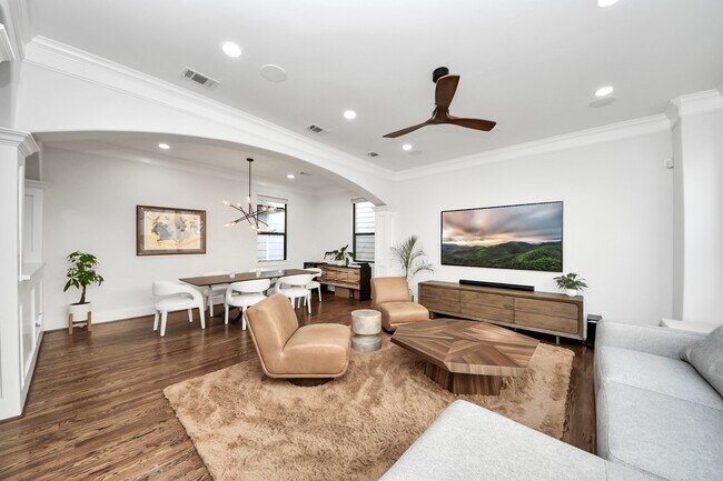 Building Photo - 916 W 20th St