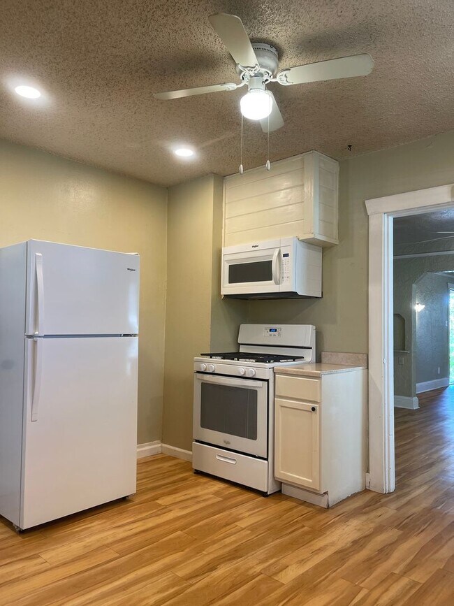 Building Photo - CHARMING 2 BED 1 BATH VICTORIAN HOME