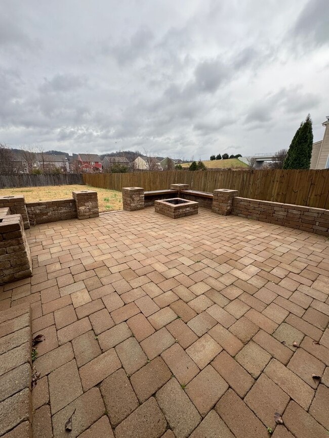 Building Photo - 4 bedroom 2.5 bathroom in Bellevue's Avondale Park neighborhood.  All bedrooms upstairs, open con...