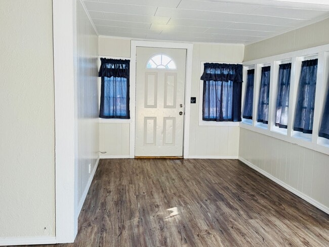 Building Photo - 210 18th St