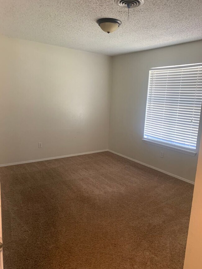 Building Photo - 4bedroom in 2bathroom located in Avondale