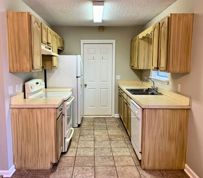 Building Photo - 4/2 with fenced in yard!