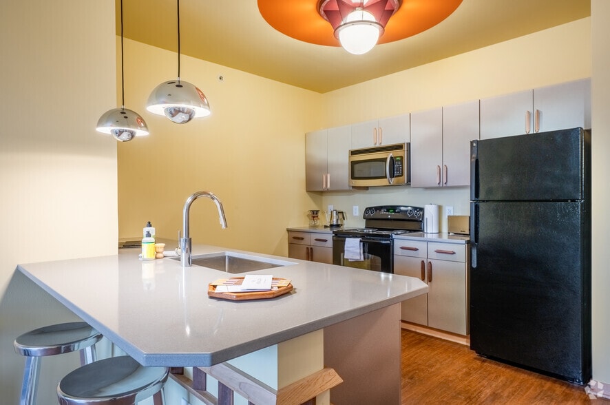 1BR, 1BA - 763SF - The Medallion: Fully Furnished Utilities Incl