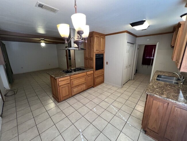 Building Photo - Charming 3-Bed + Office/Flex in Establishe...