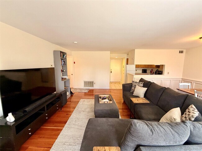 Building Photo - 15 Bayberry Dr