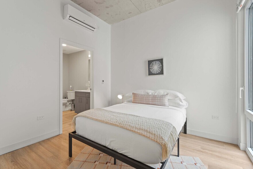 Building Photo - 853 W Blackhawk St