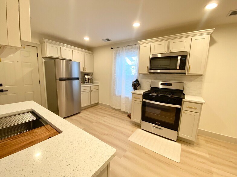 Building Photo - 3126 W 38th St