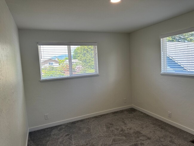 Building Photo - Beautifully updated 3 bedroom 1.5 bath dup...