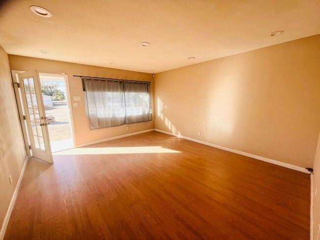 Building Photo - 2 Bedroom 1 Bathroom Home!