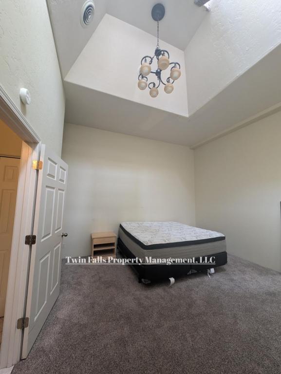 Building Photo - 917 Main St