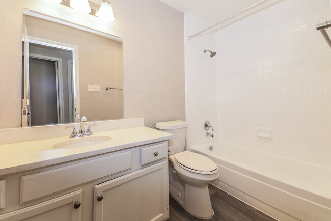 Building Photo - 703 Deep Well Dr