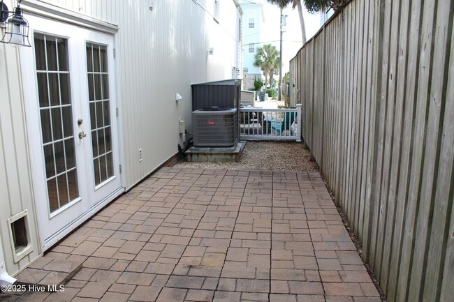 Building Photo - 933 Perrin Dr