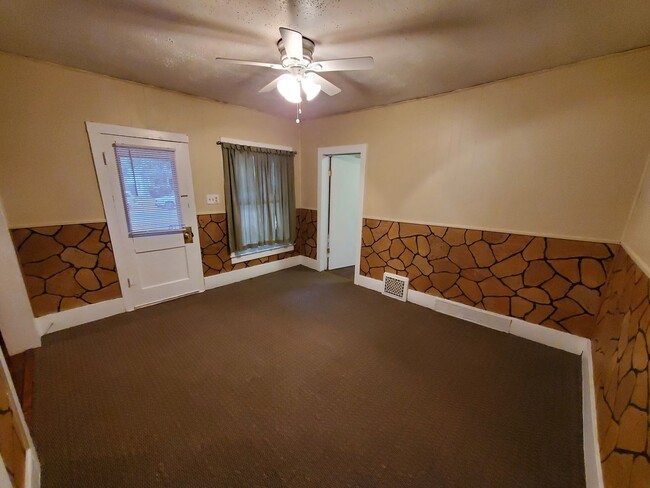 Building Photo - Cute 2 bedroom with garage & fence in back...