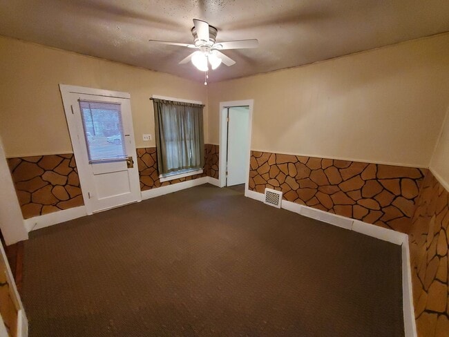 Building Photo - Cute 2 bedroom with garage & fence in back yard