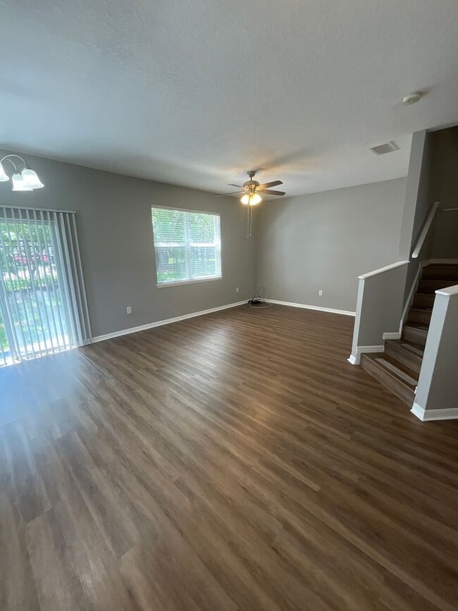 Building Photo - Two Story Town House