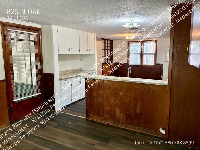 Building Photo - 825 N Oak-