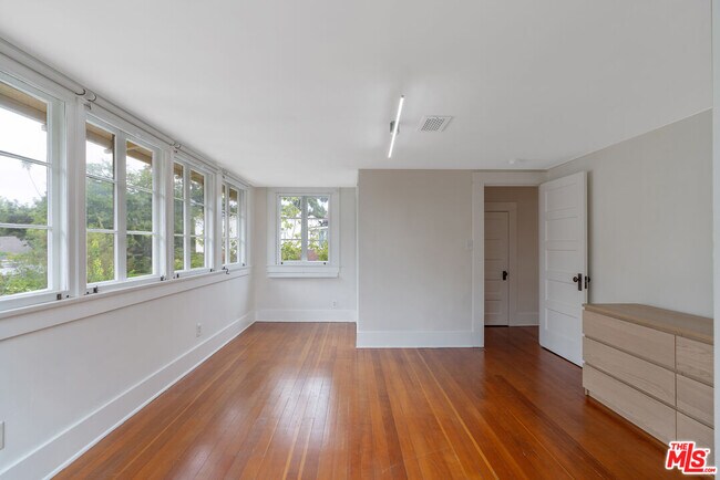 Building Photo - 655 S Hudson Ave