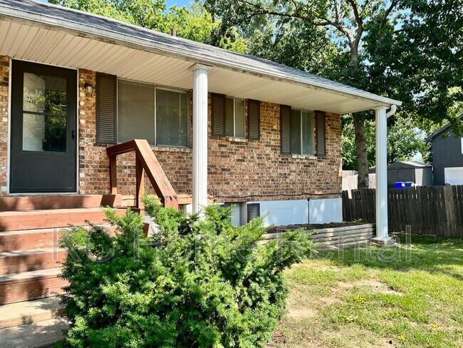 Building Photo - 2212 NE 77th St