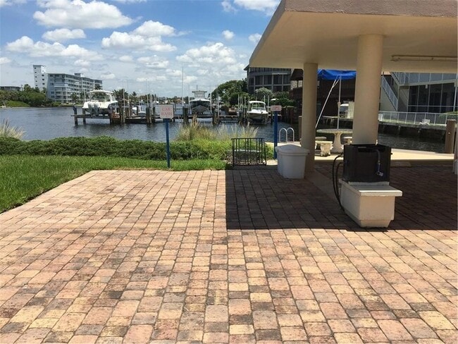 Building Photo - 1160 Hillsboro Mile Unit 904