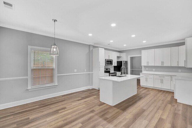 Building Photo - Spacious 4-Bedroom Charleston Home Loaded ...